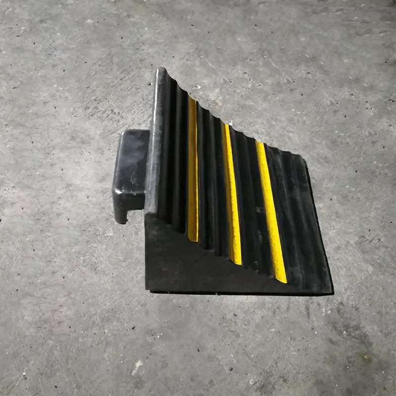 车轮斜坡垫三角木橡胶止滑器挡车器车轮止退器轮胎定位大车