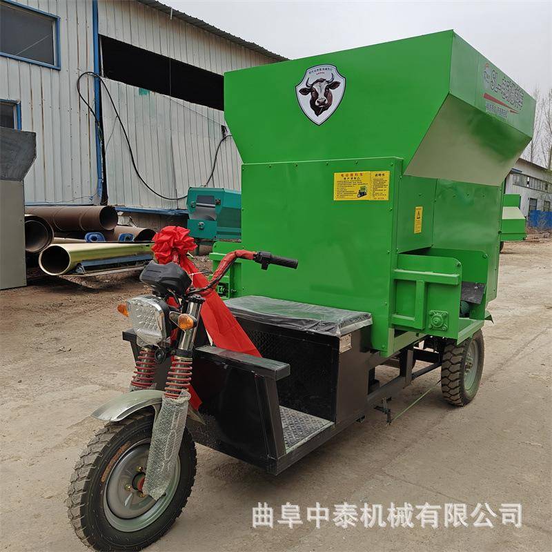 牛羊场青贮饲草喂料机电动款小型喂草机均匀出草料5立方撒料车