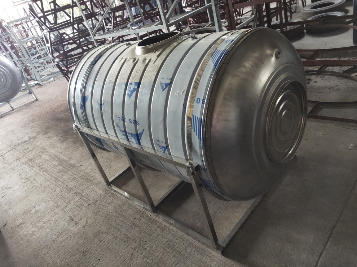 厂家直供不锈钢水塔 1吨10吨立式 卧式储水罐家用太阳能保温水塔