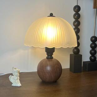 奶油风创意感轻奢台灯卧室2025床头柜主卧温馨结婚氛围小