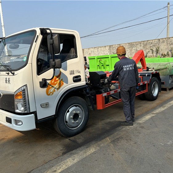 出口钩臂式蓝牌建筑垃圾清运车