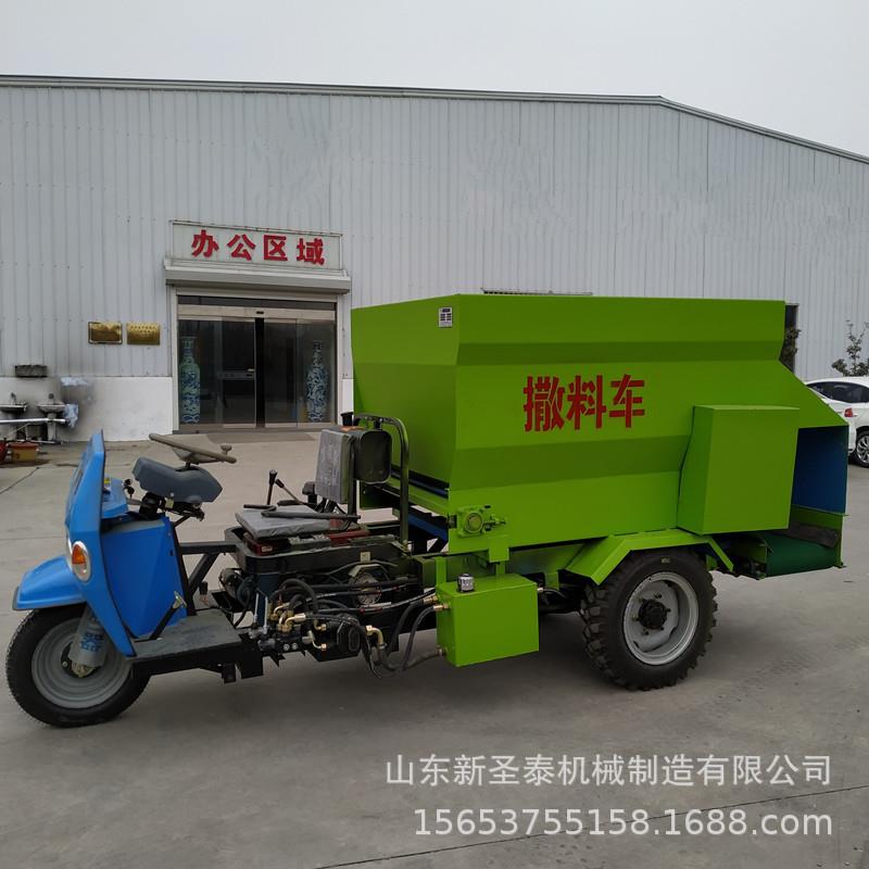 小型电动饲料撒料车科学养殖合理喂养牛羊