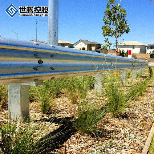 广西波形护栏热镀锌喷塑乡村道路防撞隔离栏高速公路护栏立柱厂家