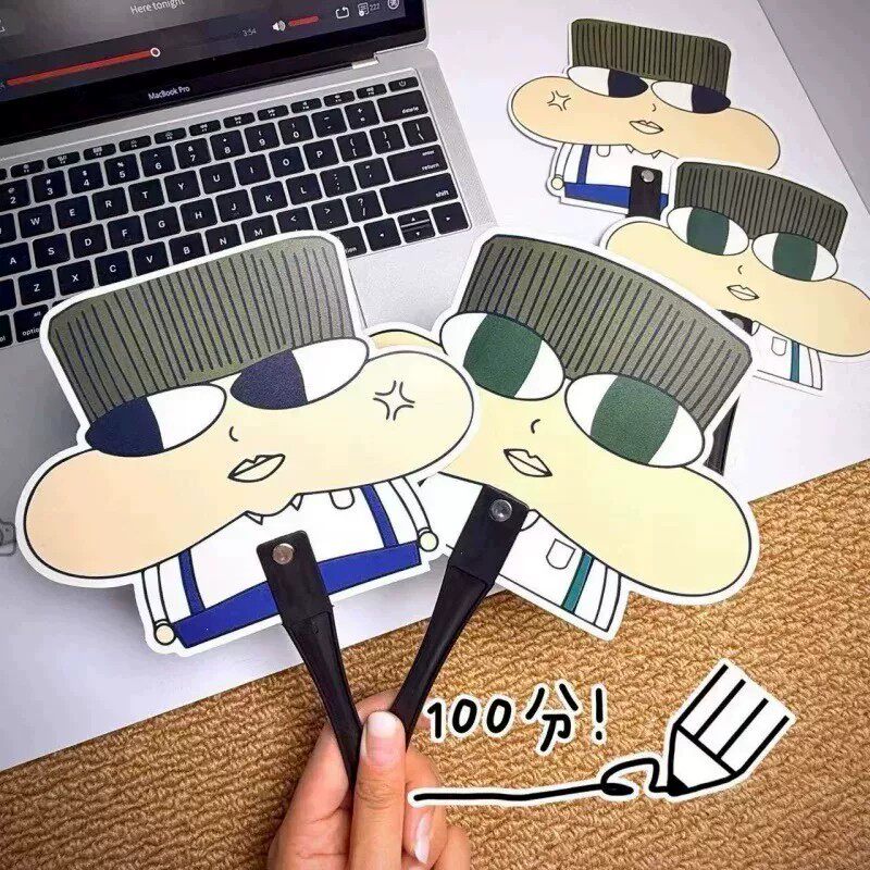 小品一家人可爱小扇子燃烧我的卡路里品品开始不耐烦了手持小扇子