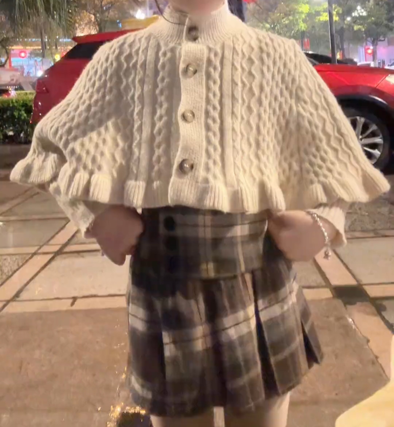 新款2026气质秋季新款韩版时髦斗篷米色针织衫毛衣外套女童