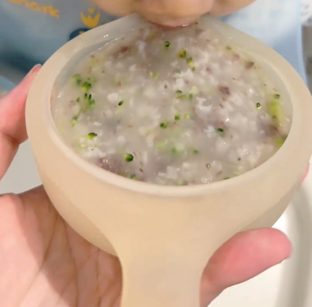 简约纯色柔软宝宝辅食碗新生婴幼儿吃饭喂水软硅胶初生儿米糊碗