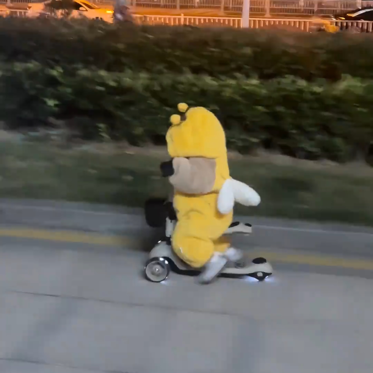 可爱小孩冬季新款小蜜蜂婴儿连体哈衣男女宝宝2025爬服保暖外穿