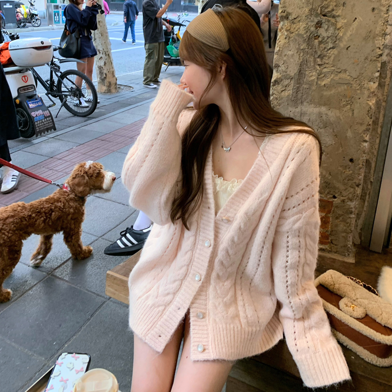 Lukira【柔柔心动】粉色v领毛衣外套女秋冬宽松慵懒麻花针织开衫