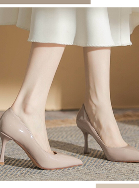 简约纯色尖头细跟高跟鞋