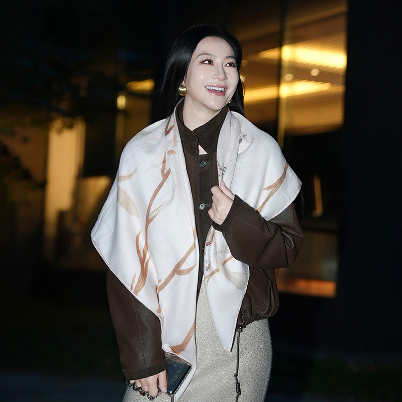 玉兰悠悠秋冬新款羊毛花卉围巾