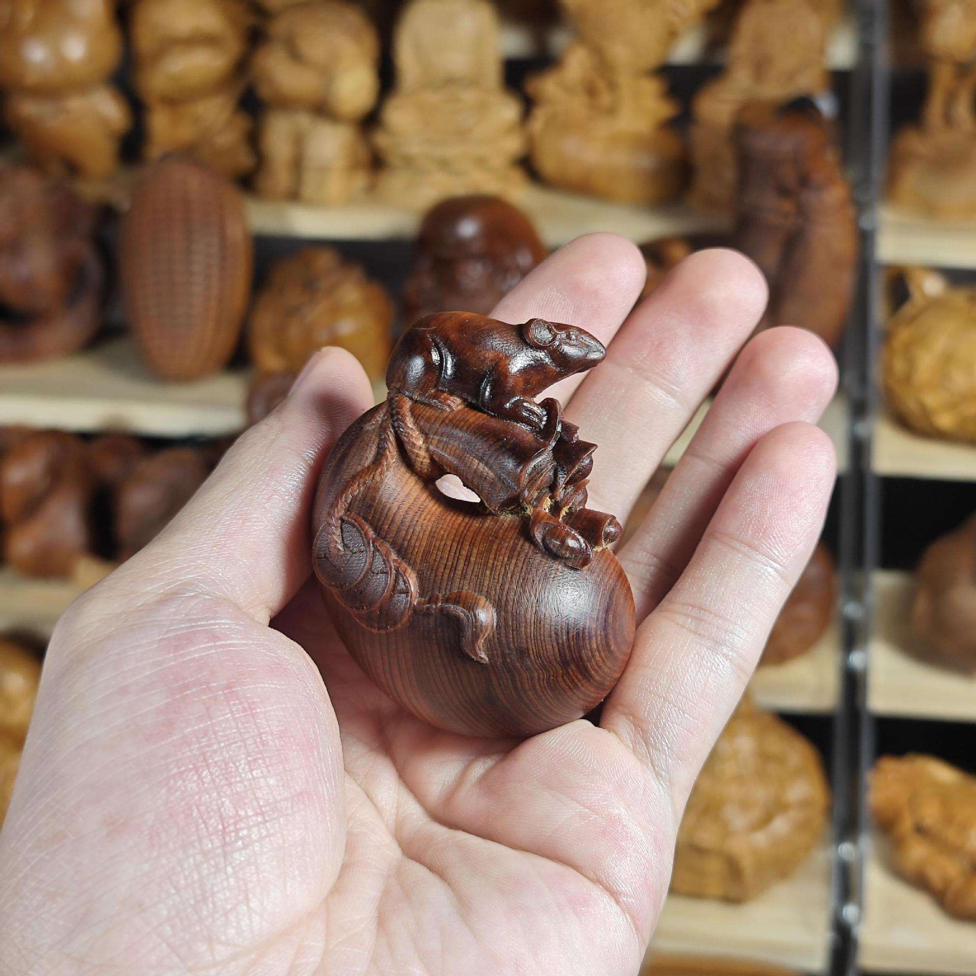 崖柏木雕老鼠手把件高油实木文玩代代鼠钱太行陈化红油料木雕钱袋