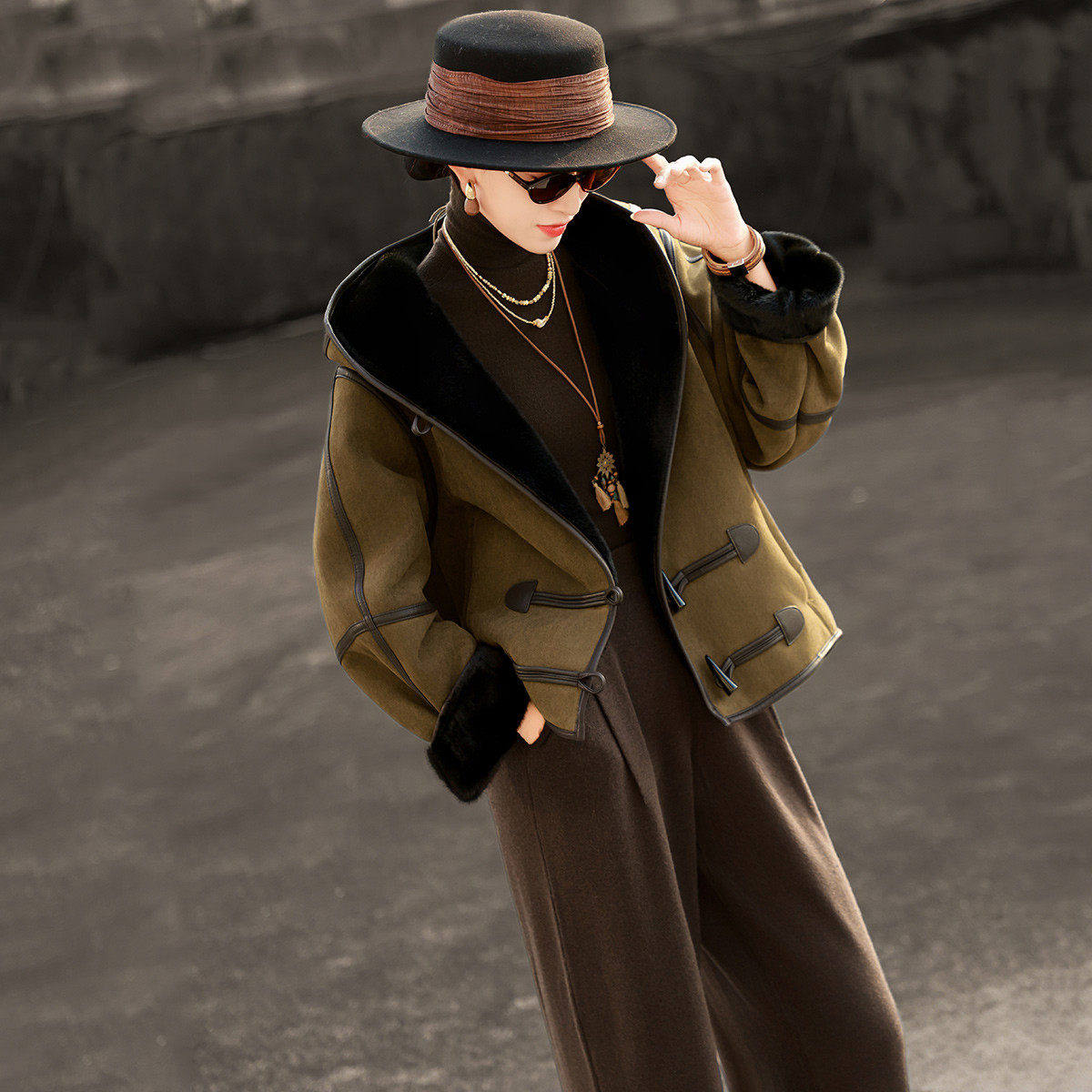 兰瑟儿冬季新款气质复古连帽保暖宽松牛角扣皮毛一体短外套上衣,女装/女士精品,短外套,淘宝优惠券,粉丝福利购,淘宝优惠卷