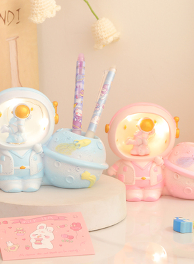极速宇航员笔筒桌面摆o件卡通太空人小夜灯送男孩女孩儿童生日礼