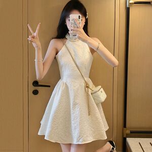 法式小香风白色挂脖连衣裙夏季2023新款女高级感气质收腰显瘦裙子