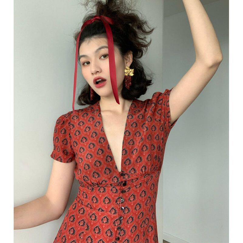 裙子女夏季2023年新款茶歇法式气质复古红色v领连衣裙海边度假风