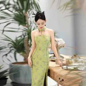 2025气质新中式旗袍新款设计感小众印花百搭复古挂脖连衣裙长裙