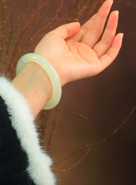 天然和田玉手镯女款玉石镯子年轻