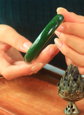 和田玉老坑碧玉手镯菠菜绿籽料