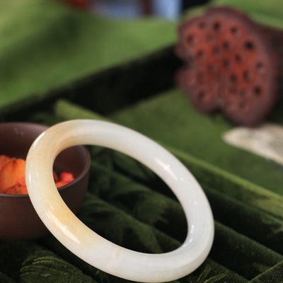 新疆和田玉籽料糖白玉手镯