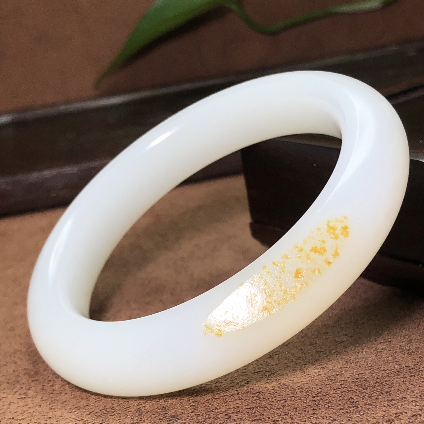 56.2圈口新疆和田玉羊脂白玉洒金皮手镯正圈平安镯女款新中式山料