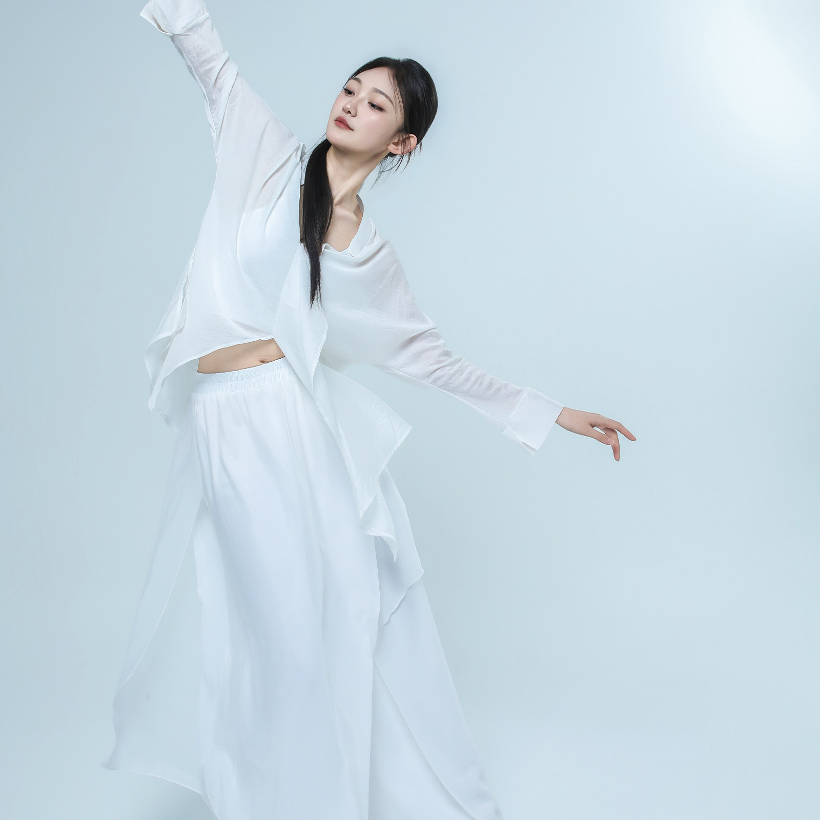 青蝶舞新款现代舞练功服上衣舞蹈衬衫宽松飘逸女舞蹈衬衣表演服装图片