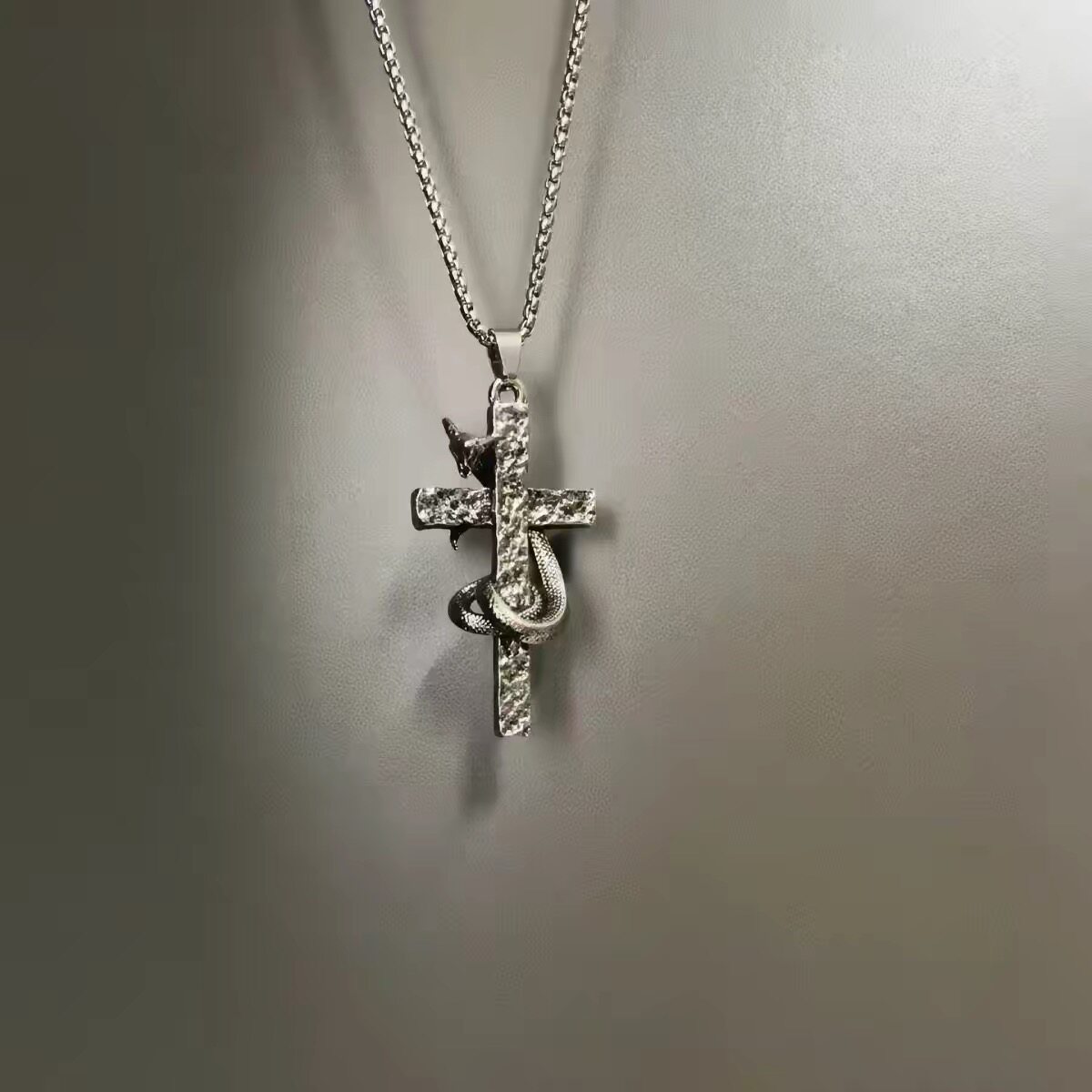 古着蛇缠十字架钛钢个性锁骨链