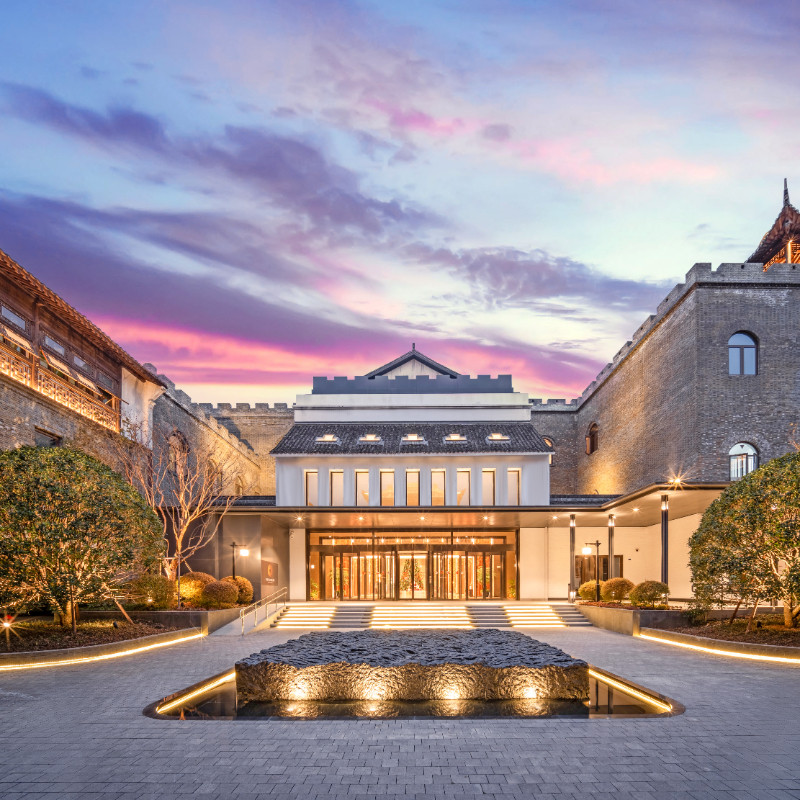 【住】宣德门酒店或主唱音乐度假酒店 【游】盐官潮乐之城+观潮胜地公园 【食】次日双早+餐饮折扣券 【享】王国维故居、金庸书院、孔庙学宫祈福、海宁旧城遗址打卡