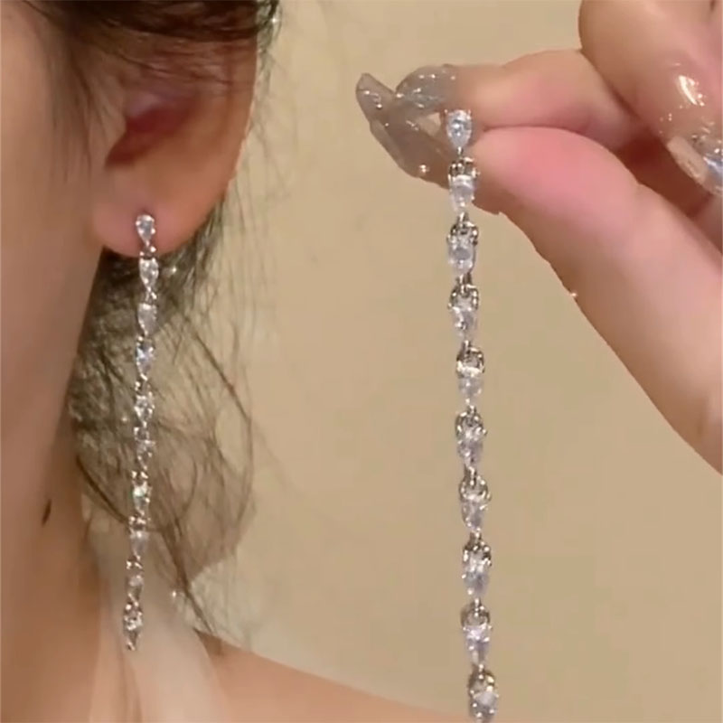 『眼泪女王』长款流苏闪钻耳环