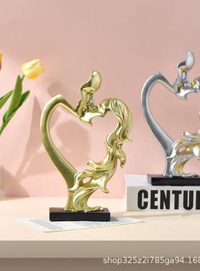 北欧风一吻定情情侣人物雕像树脂工艺摆件北欧家居客厅卧室装饰品