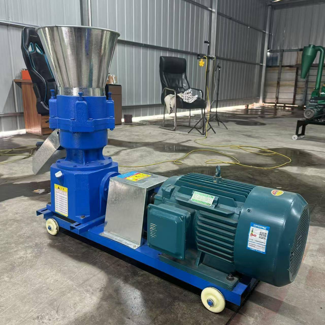 160型三个压轮饲料颗粒机家用养殖鸡鸭饲料制粒机青草玉米造粒机