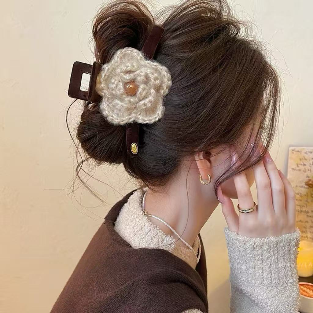 高级感毛线花朵鲨鱼夹