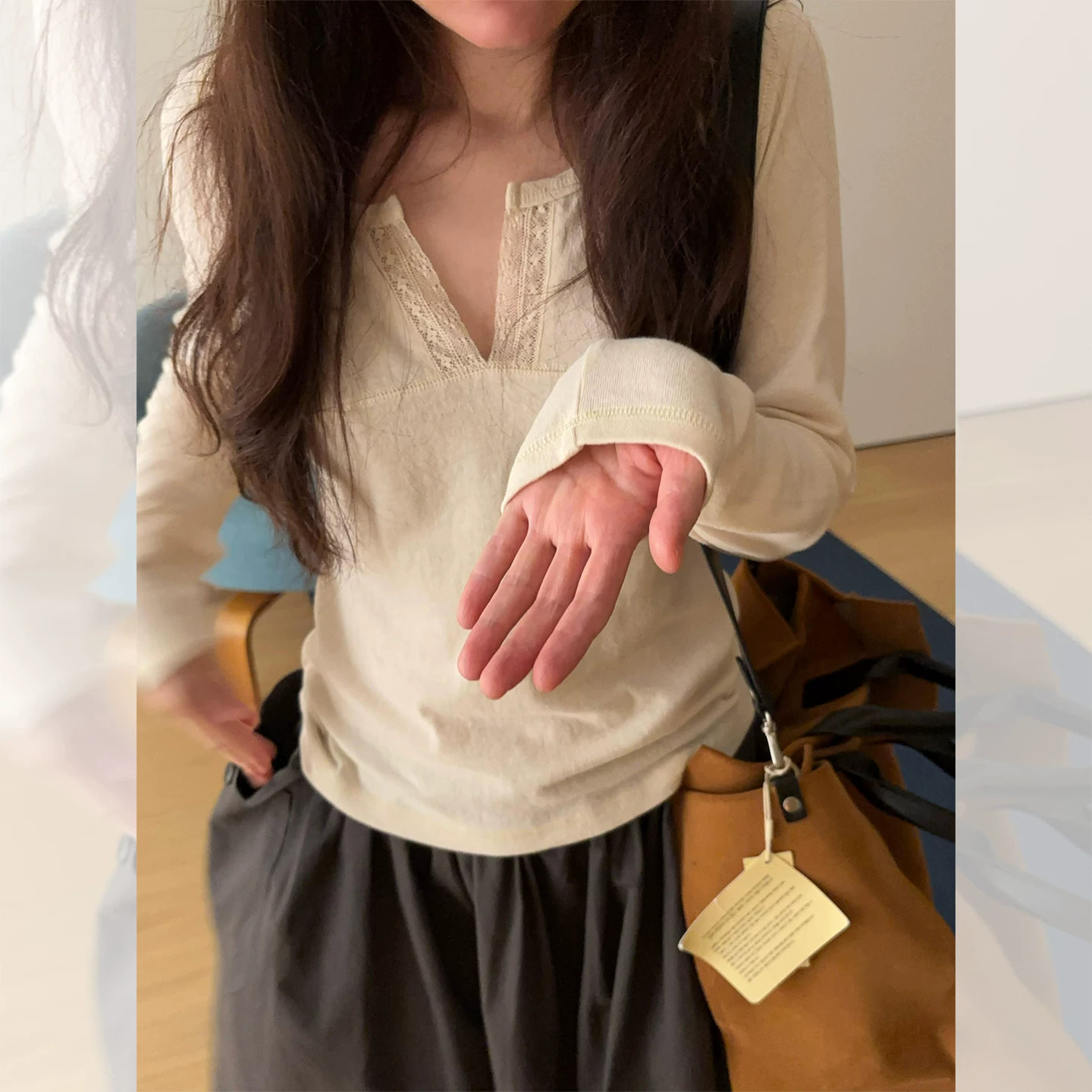 蕾丝拼接设计V领长袖T恤女春秋季显瘦亲肤气质内搭打底衫绝美上衣