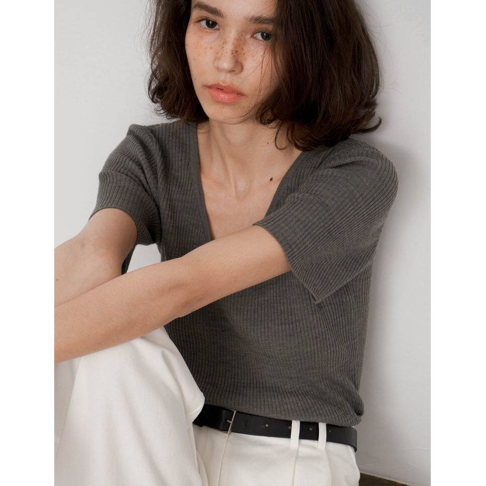 法式灰色冰丝v领针织t恤女夏季高智感修身亲肤短款正肩短袖上衣薄