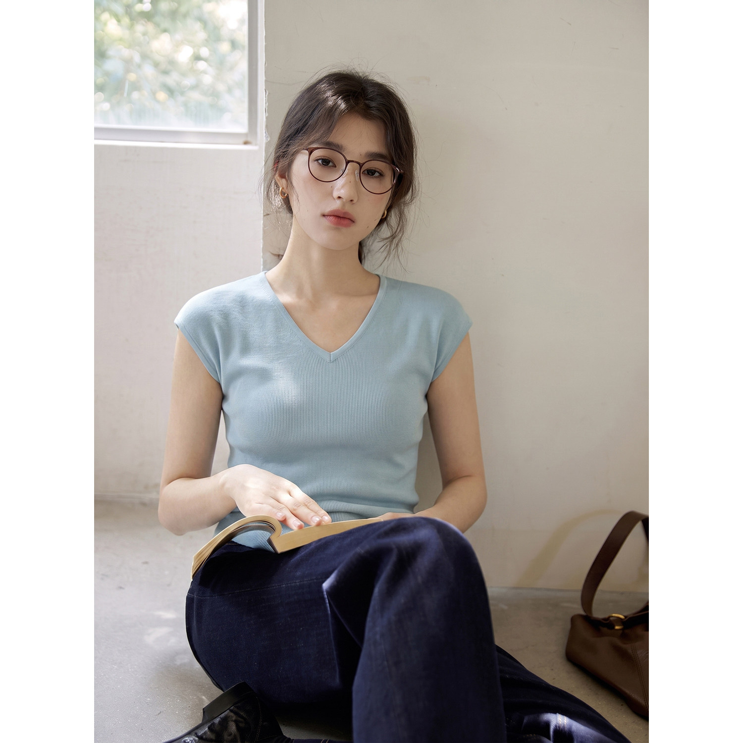 温柔蓝色V领短袖针织衫女夏季高级感修身显瘦休闲气质冰丝上衣薄