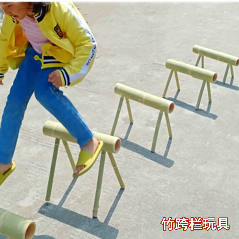 幼儿园户外游戏竹筒跨栏感统训练