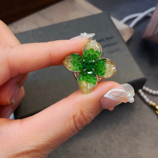 固定 四瓣花高级感绿色水晶花朵磁吸扣胸针夏天防走光连衣裙西装