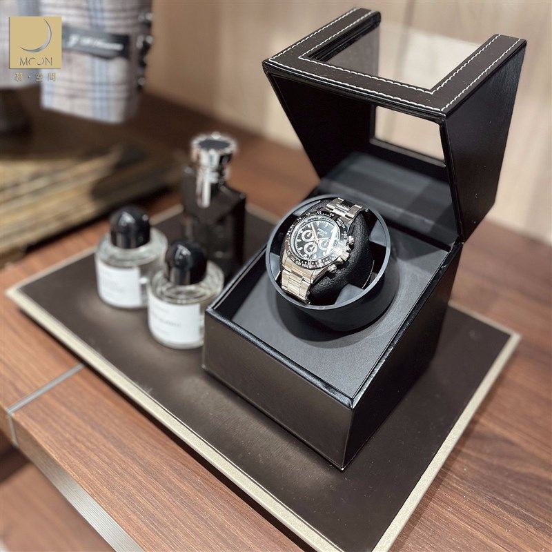 MOON慕空间样板房衣帽间衣柜软装搭配风衣手表卡其男士套装组合