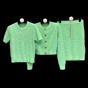 巴曼白色金扣镂空修身名媛短款针织开衫垫肩短上衣包臀半裙套装女