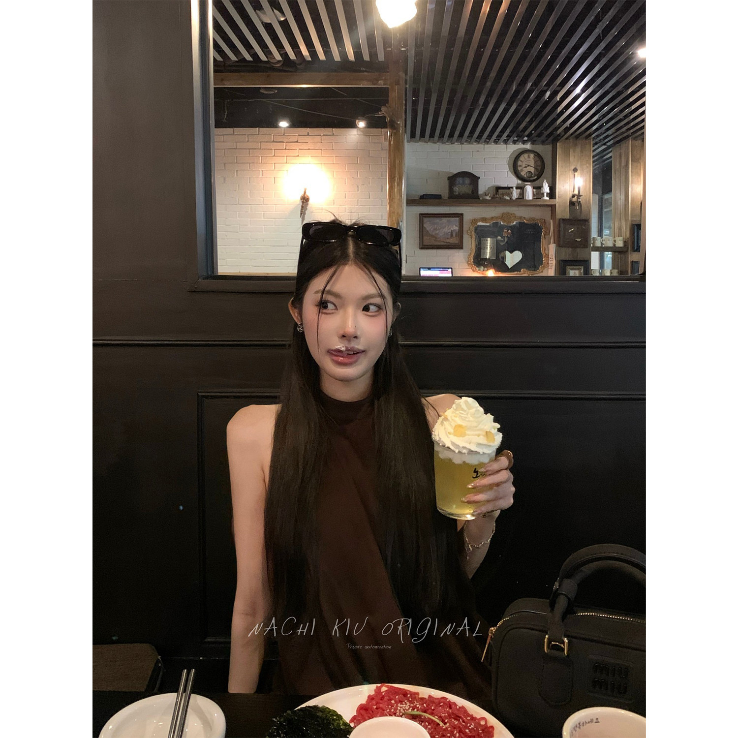 秋梨只 棕色麂皮套装夏女花苞挂脖吊带无袖背心露背+短裤两件套
