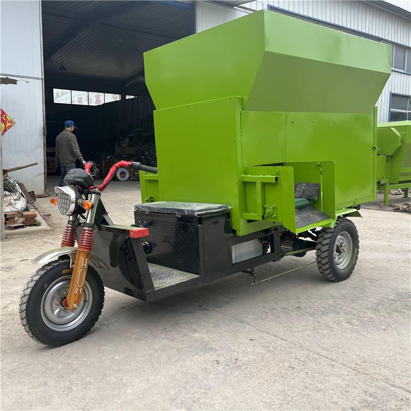 电动撒料车厂家容量3方的饲料撒料车双边出料饲料撒料车