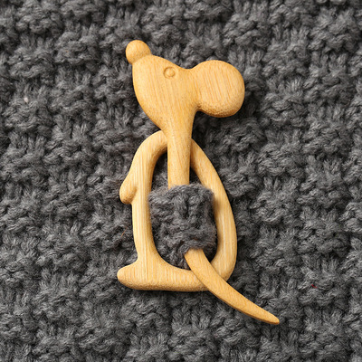 跨境新款Brooch pin with woodenanimal pattern木制动物胸针礼物