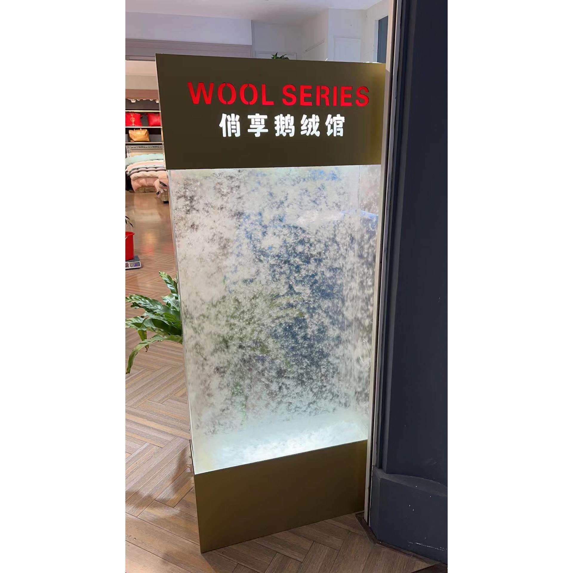 吹羽绒灯箱实体店商场展示广告牌吸引客户现场充羽绒被子