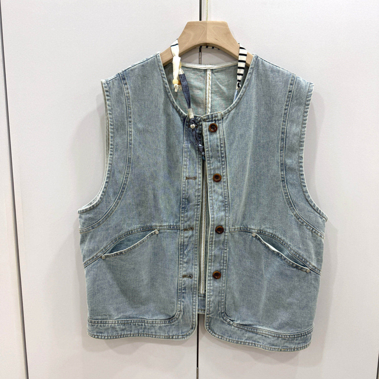 26F026欧洲站春时尚圆领单排扣韩系百搭丝巾吊坠浅色牛仔马甲外套