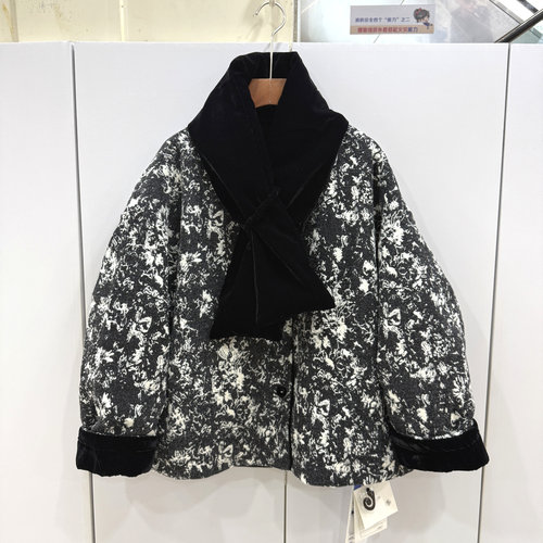 5218 欧洲站2025冬新款时尚复古黑白花丝绒围巾领阔版小个羽绒服