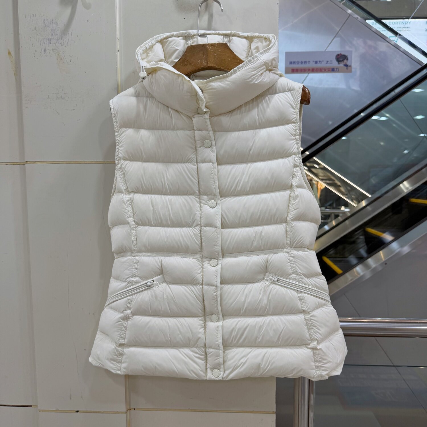 6692欧货排骨羽绒马甲女短款连帽收腰修身显瘦自吸扣白鹅绒外套冬