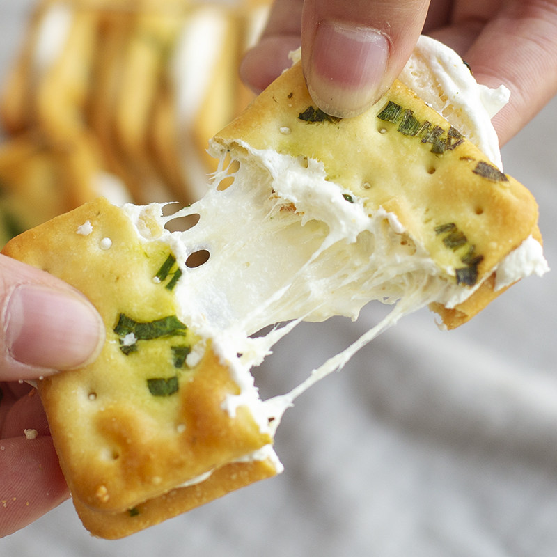 一口爱上瞭~香葱牛扎饼干抹茶牛轧糖夹心苏打饼干休闲网红小零食