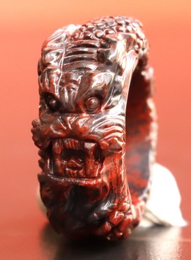 戒指18内径11*5mm8g把玩精雕龙戒戒指桂林鸡血玉石乾坤料黑底红