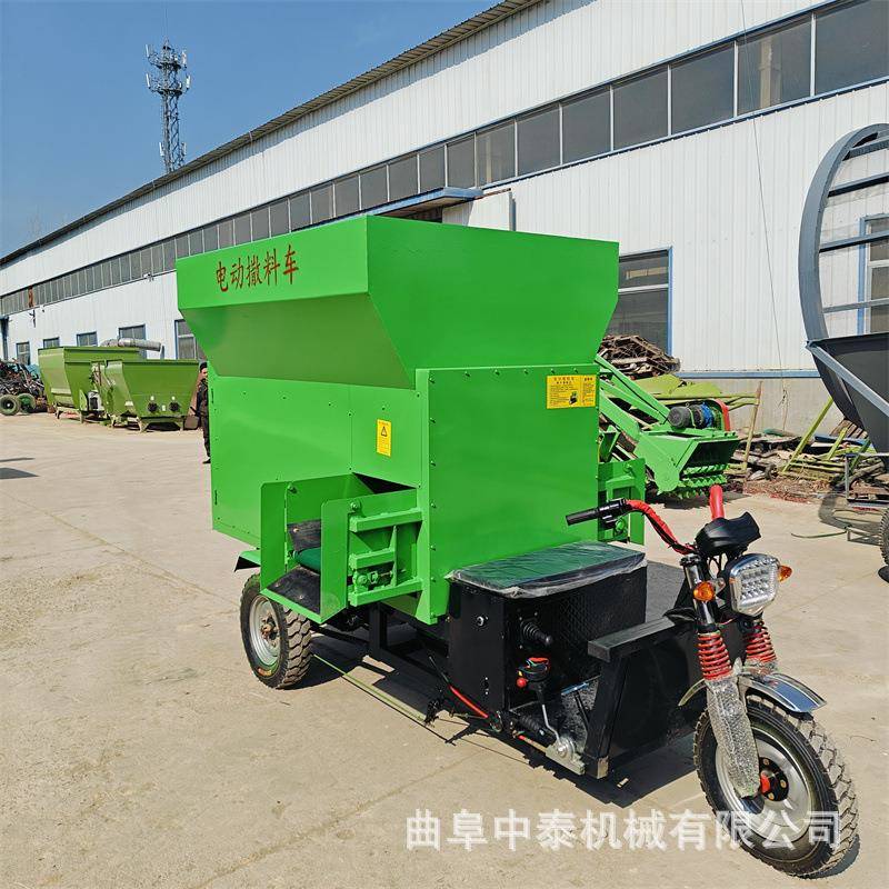 养牛场喂牛羊抛料车青储饲料左右出料抛草机5立方柴油自走抛料机