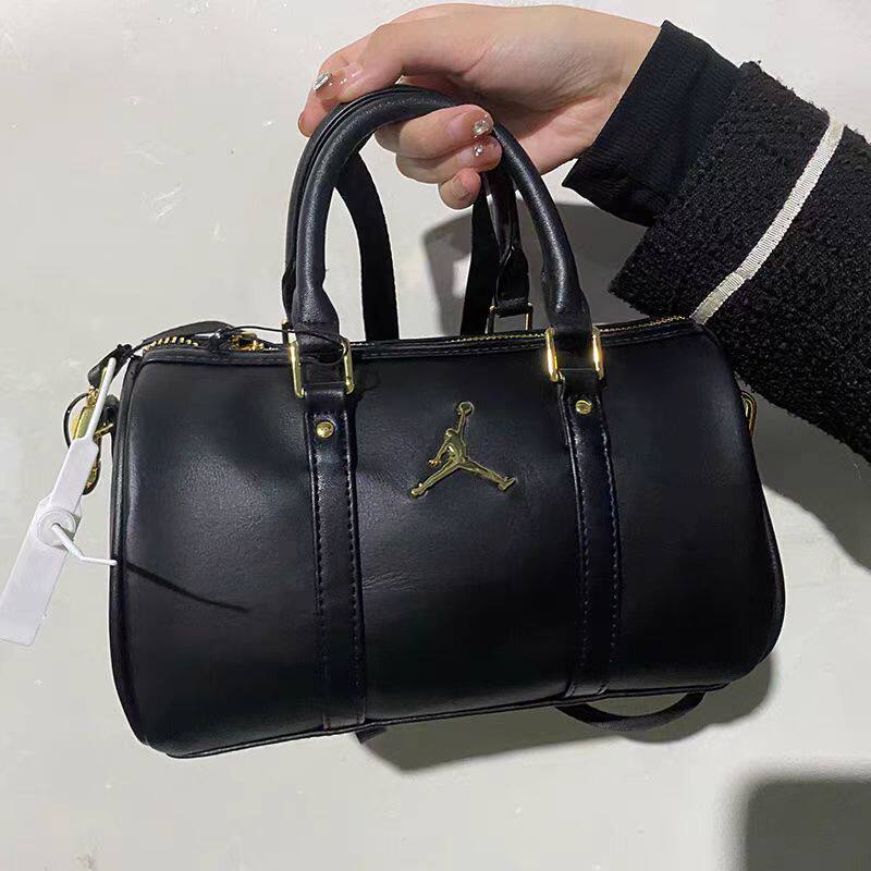 Nike耐克单肩包休闲女包皮革金标斜挎包桶包飞人AJ女士包波士顿包
