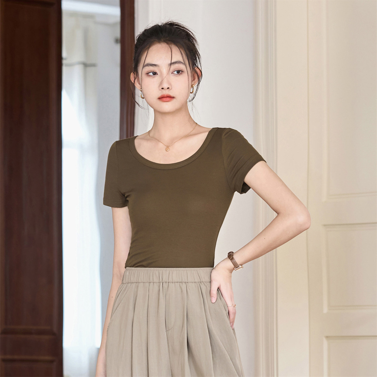 诗萌正肩短袖T恤女夏2025新款修身显瘦圆领纯色针织基础半袖上衣